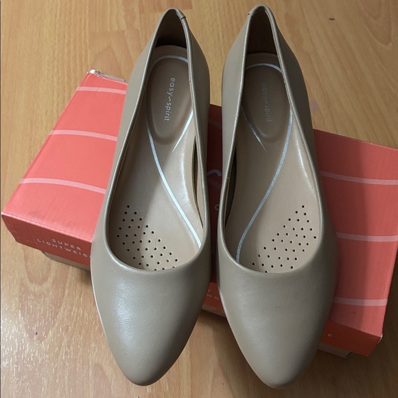 Easy Spirit Women's Beige Flats - Picture 2 of 11